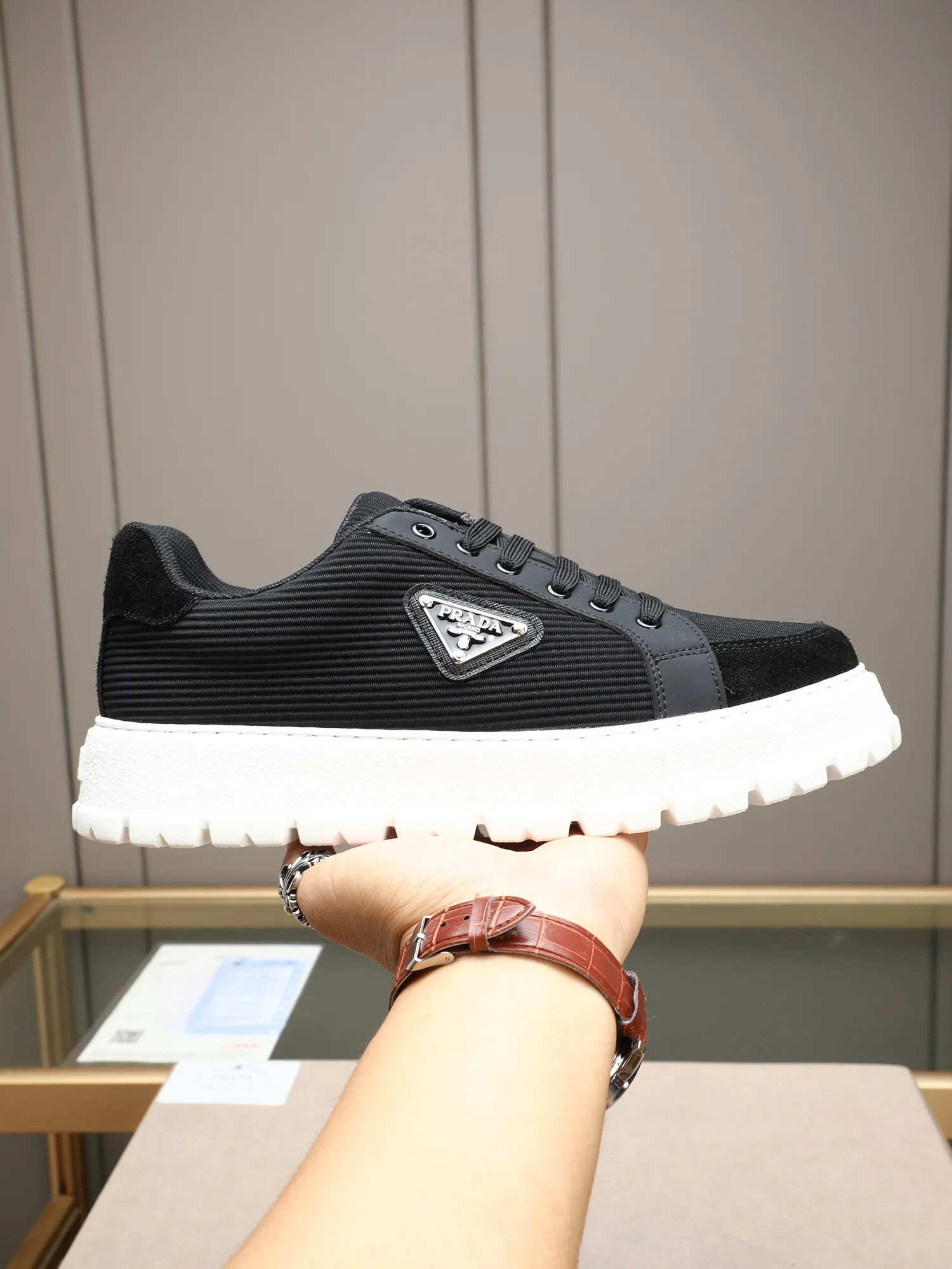 Men's Men's Shoes 💰440 Prada/Prada Men's new casual shoes, this sports shoe is made of imported calfskin upper with breathable mesh and breathable mesh lining. The foot pads are made of sheepskin, and the outsole is made of non-slip sports exclusive rubber outsole with logo. It feels good on the feet and is a fashionable item! Size: 38-44 (45 customized)